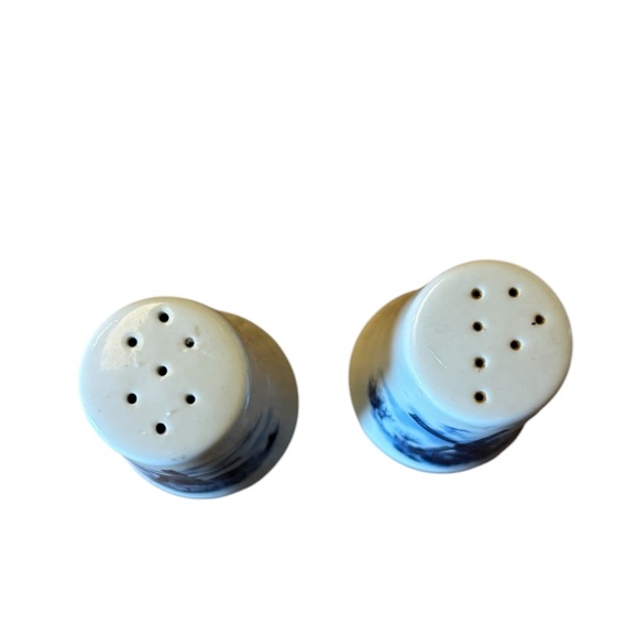 Vintage Blue & White Dutch Windmill Salt & Pepper Shakers. - Picture 5 of 6